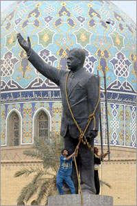 Iraqi civilians try to pull down statue